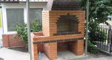 Kamenný zahradní gril. Vlastnosti uspořádání a estetické přednosti